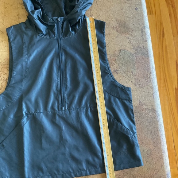 Under Armour Women's Black Sleeveless windbreaker with hood - Picture 6 of 7